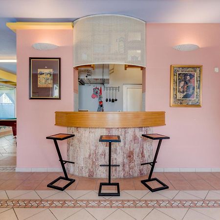 Blue Dolphin Apartment - Private Indoor Pool, Jacuzzi, Garden Split Buitenkant foto