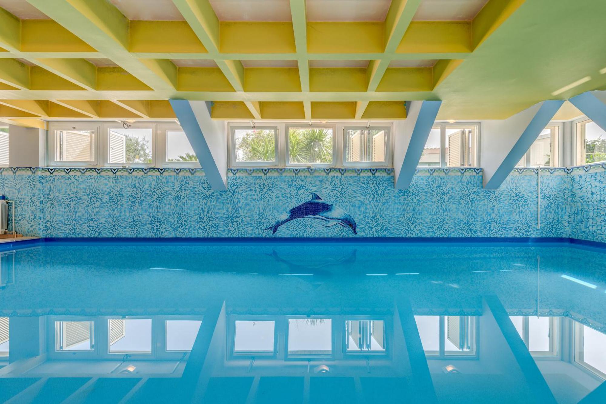 Blue Dolphin Apartment - Private Indoor Pool, Jacuzzi, Garden Split Buitenkant foto