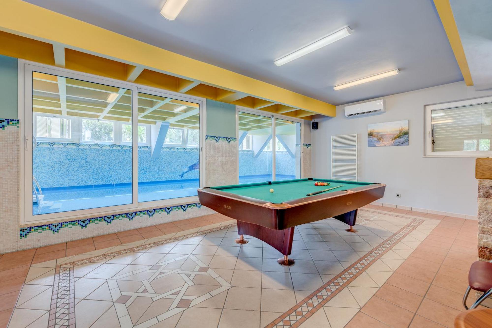 Blue Dolphin Apartment - Private Indoor Pool, Jacuzzi, Garden Split Buitenkant foto