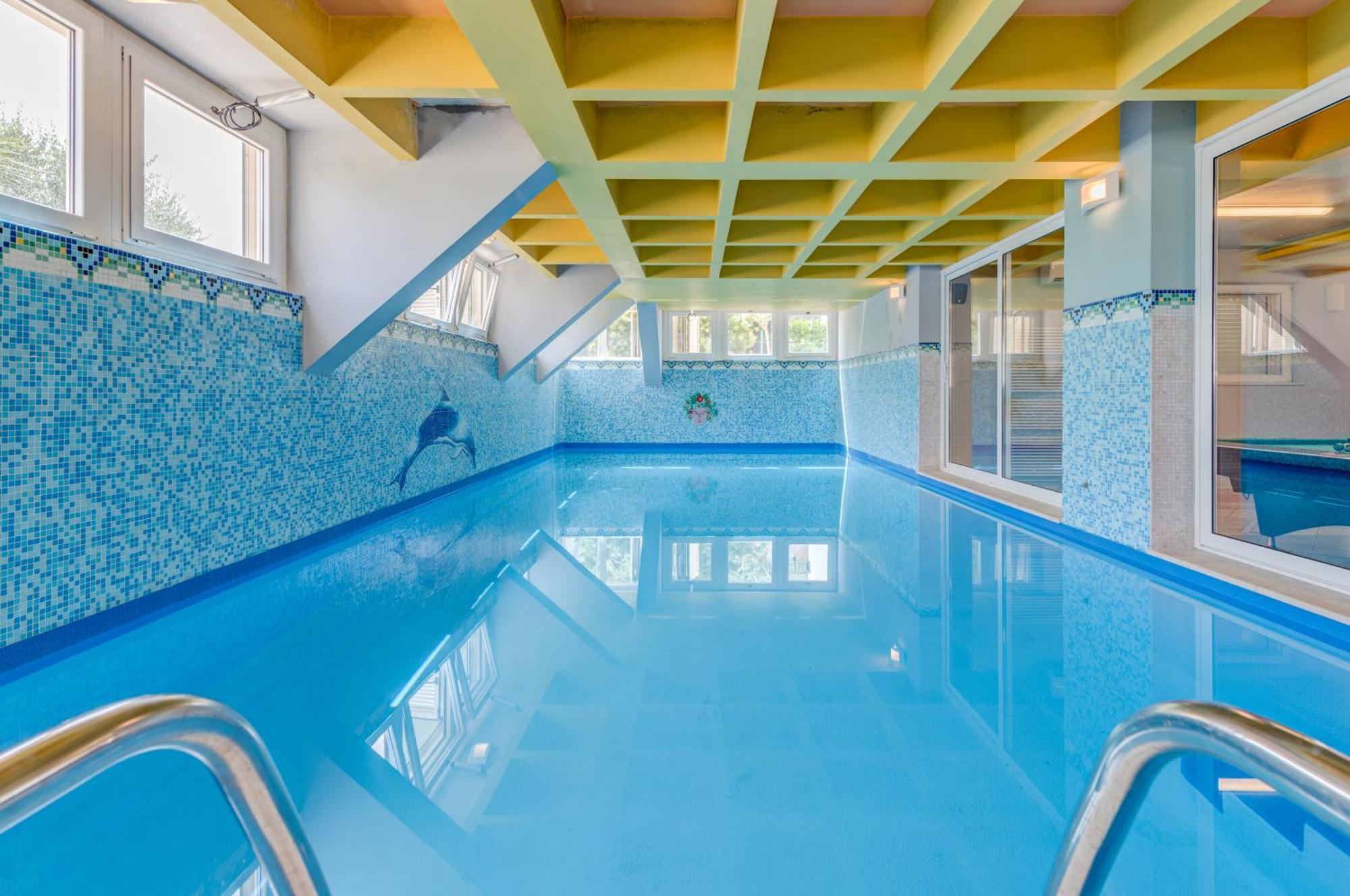 Blue Dolphin Apartment - Private Indoor Pool, Jacuzzi, Garden Split Buitenkant foto