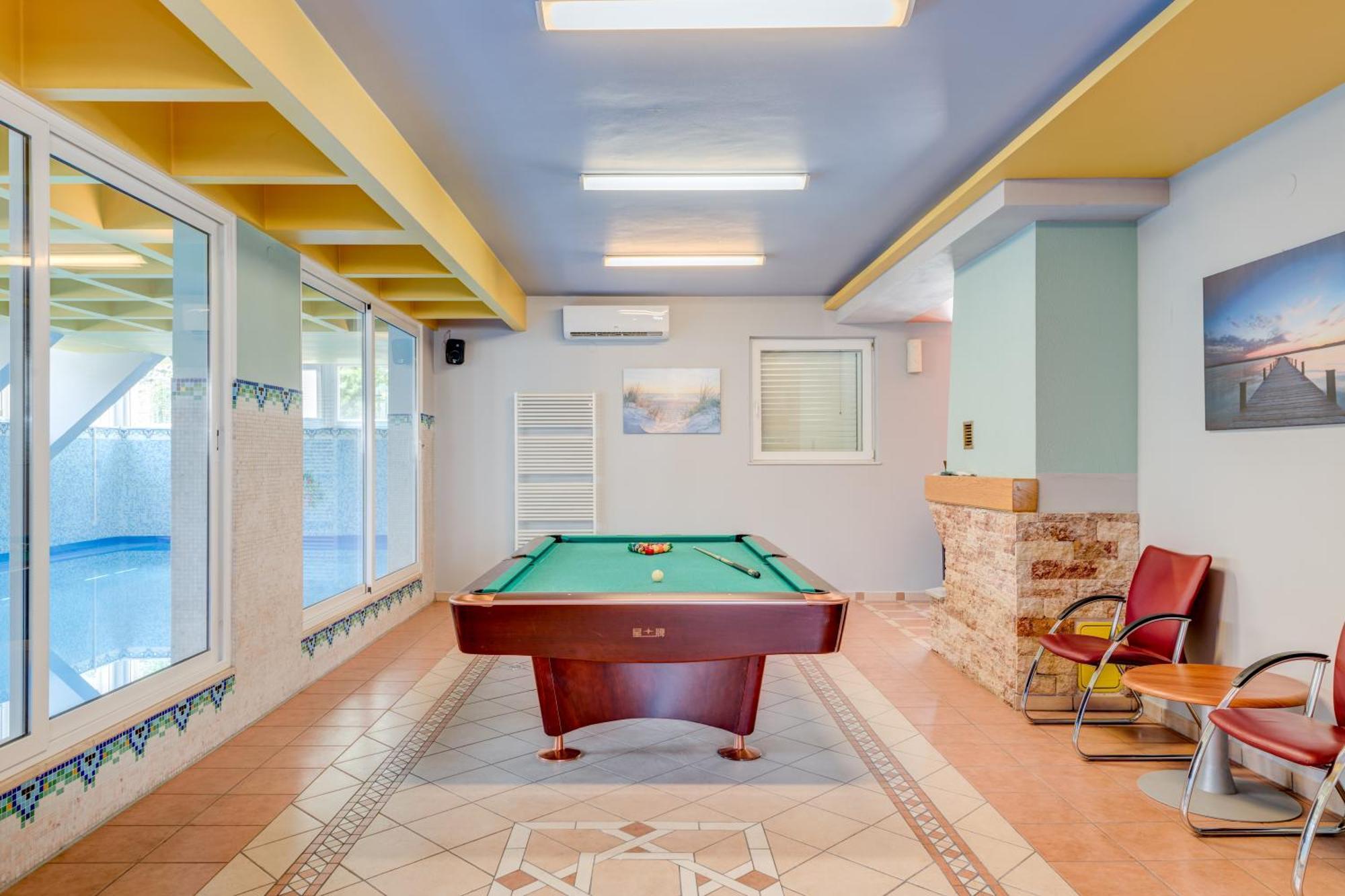 Blue Dolphin Apartment - Private Indoor Pool, Jacuzzi, Garden Split Buitenkant foto
