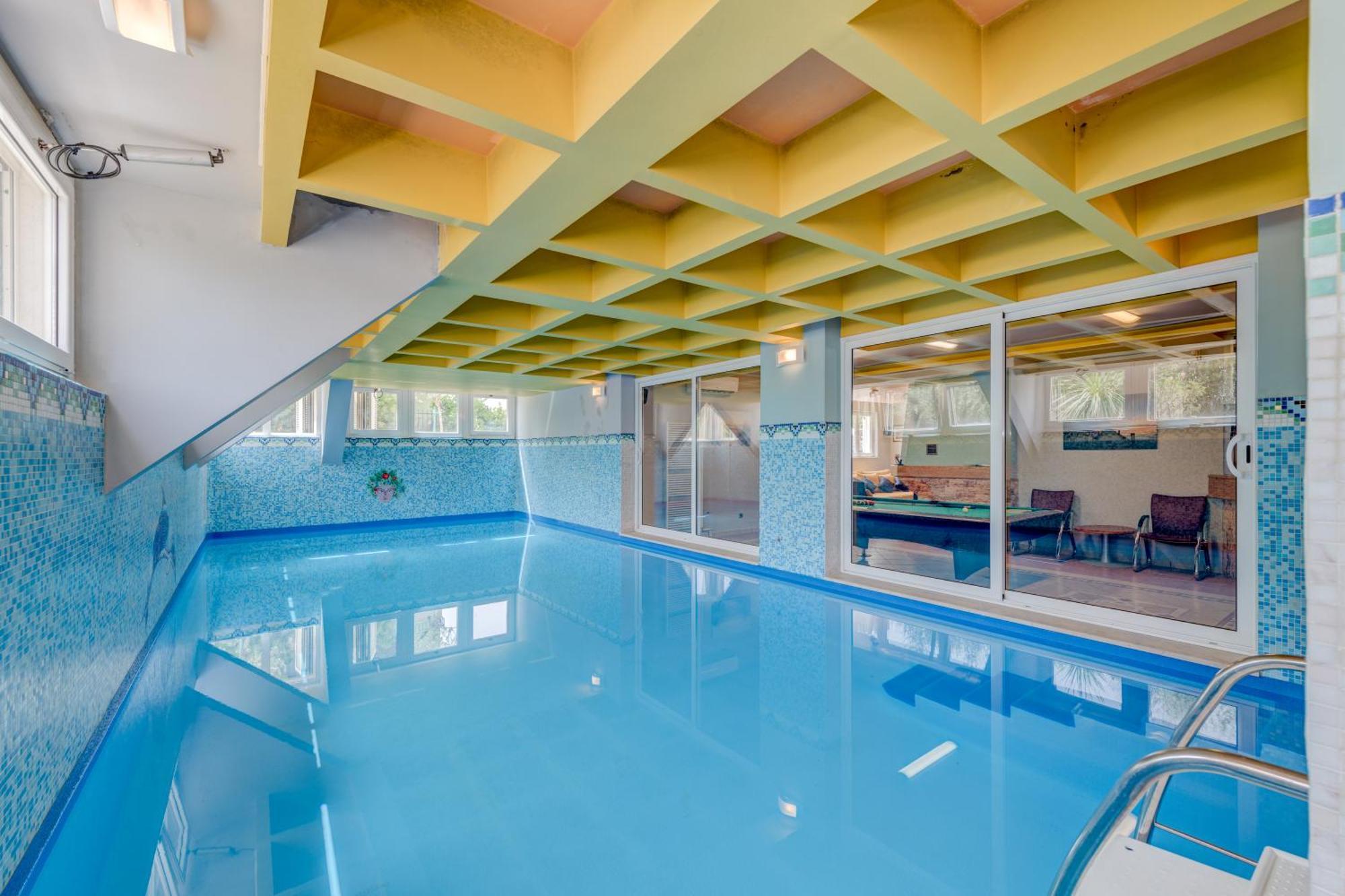 Blue Dolphin Apartment - Private Indoor Pool, Jacuzzi, Garden Split Buitenkant foto