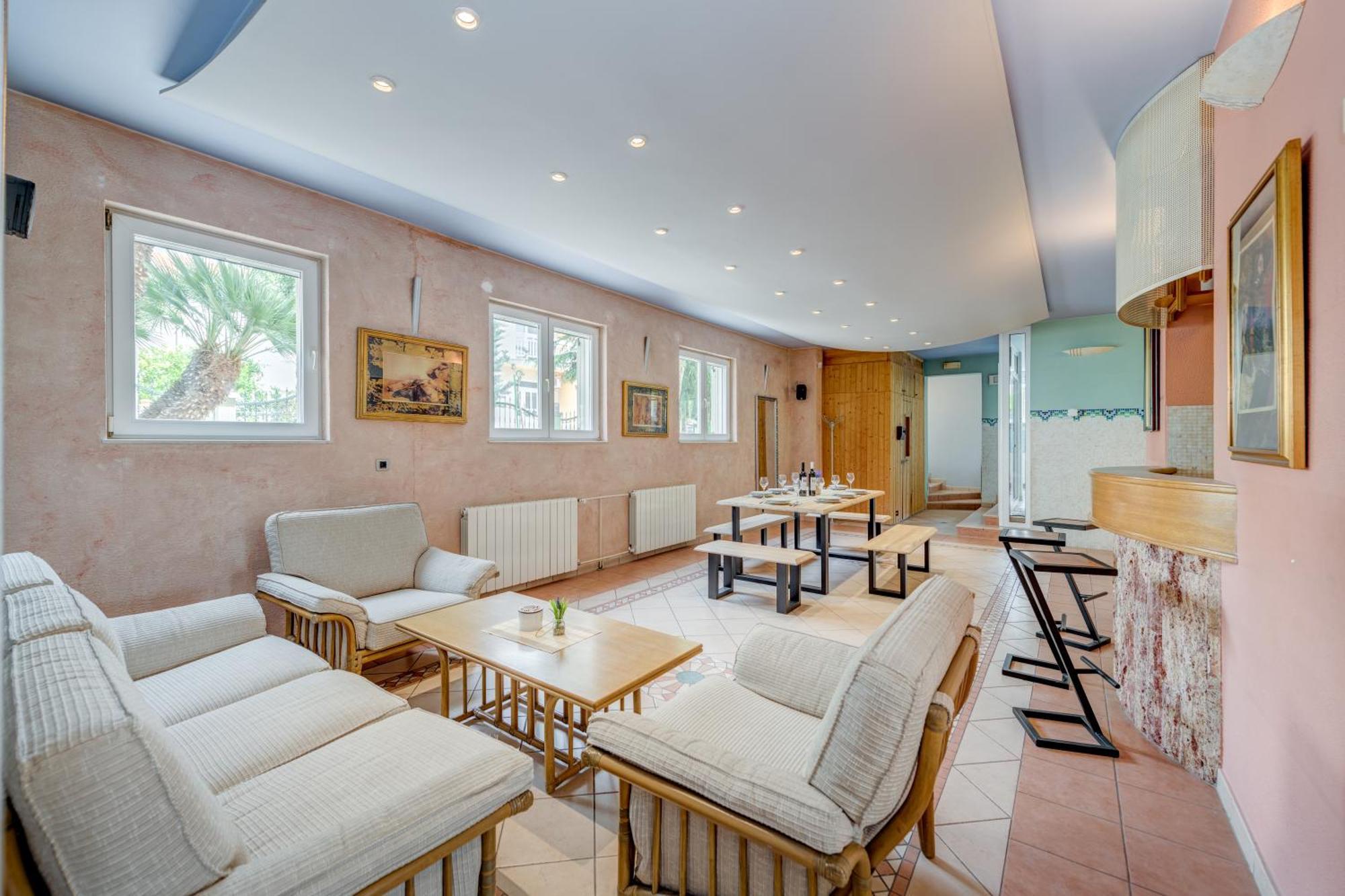 Blue Dolphin Apartment - Private Indoor Pool, Jacuzzi, Garden Split Buitenkant foto