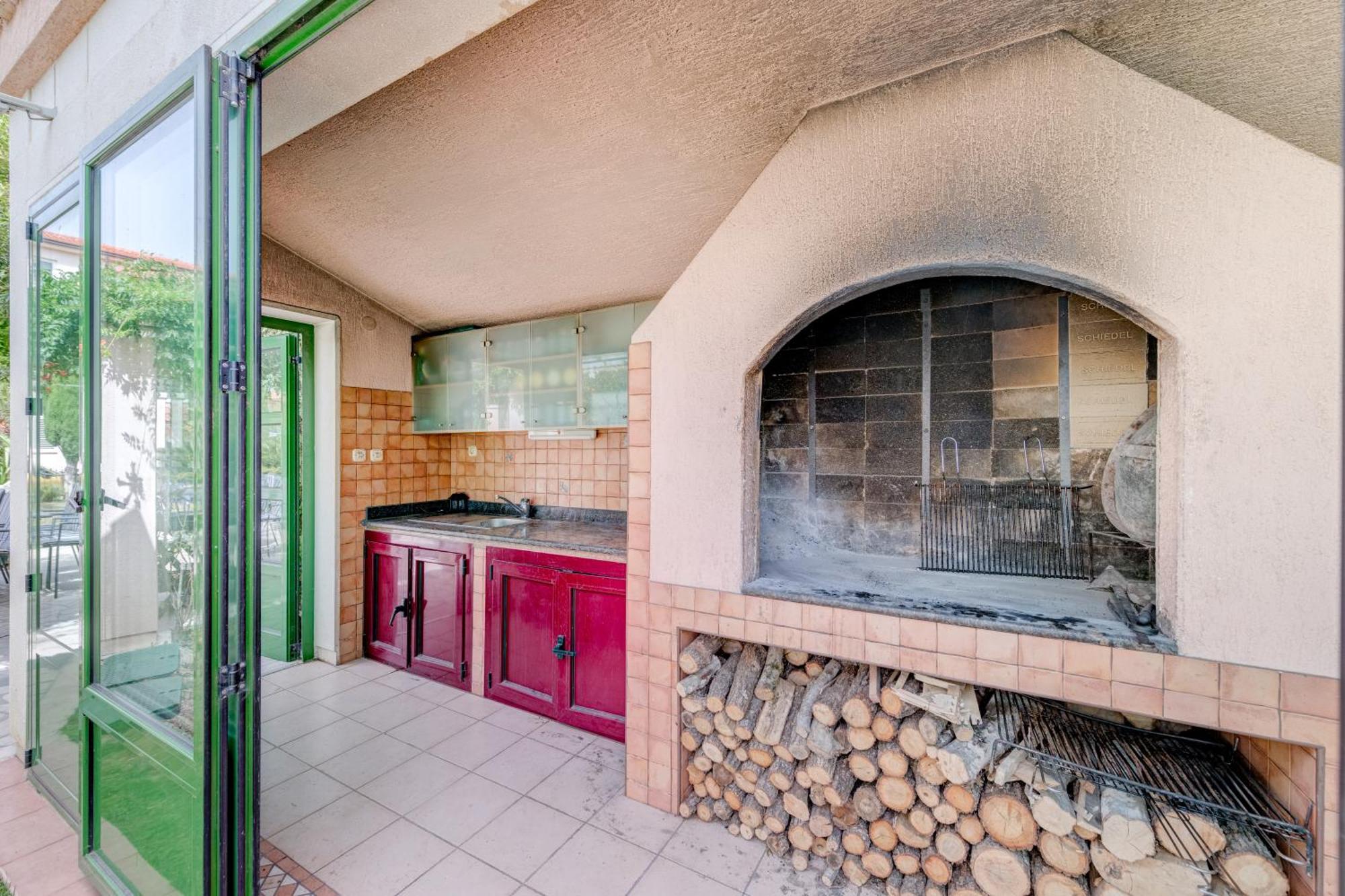 Blue Dolphin Apartment - Private Indoor Pool, Jacuzzi, Garden Split Buitenkant foto