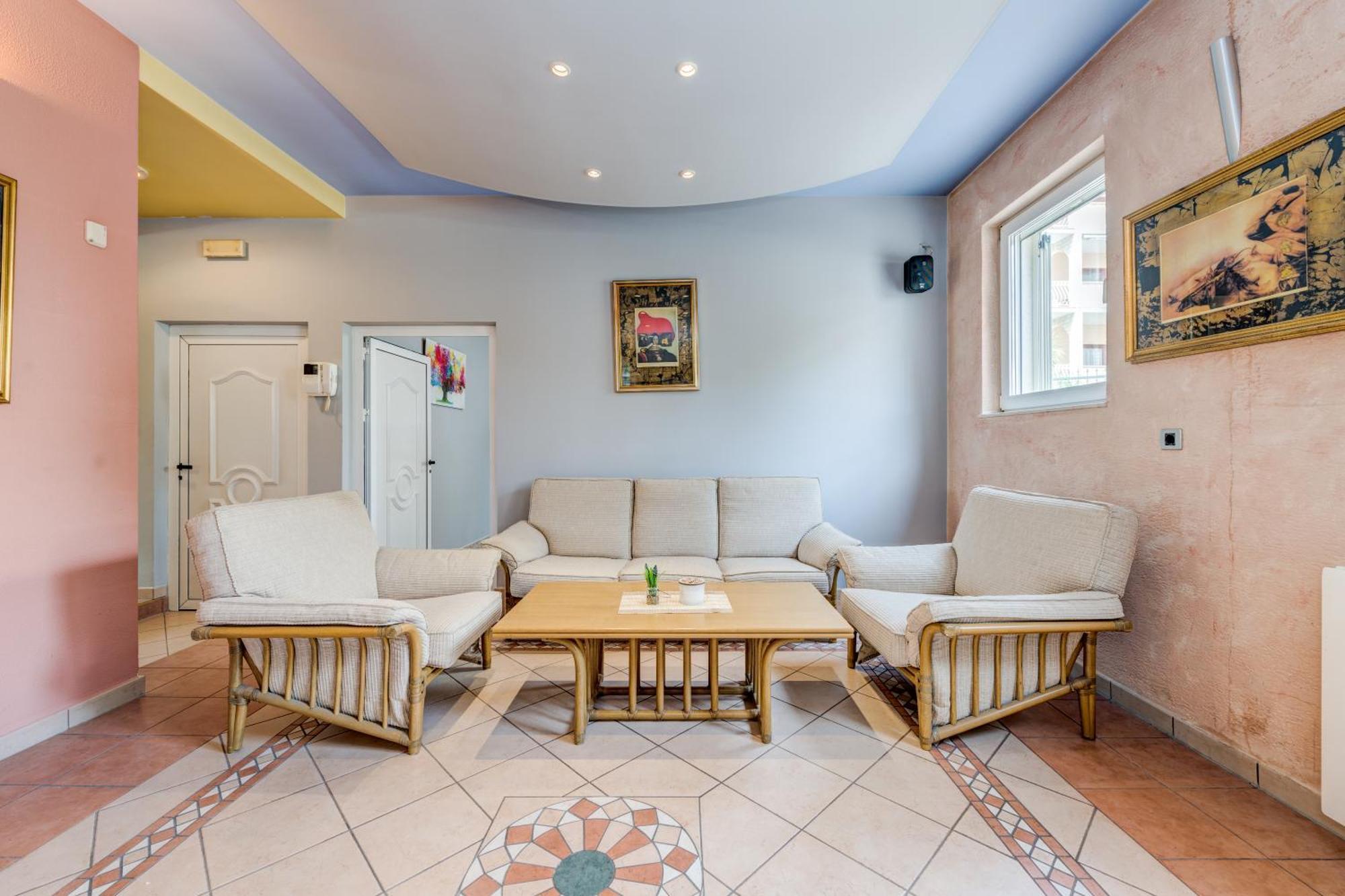 Blue Dolphin Apartment - Private Indoor Pool, Jacuzzi, Garden Split Buitenkant foto