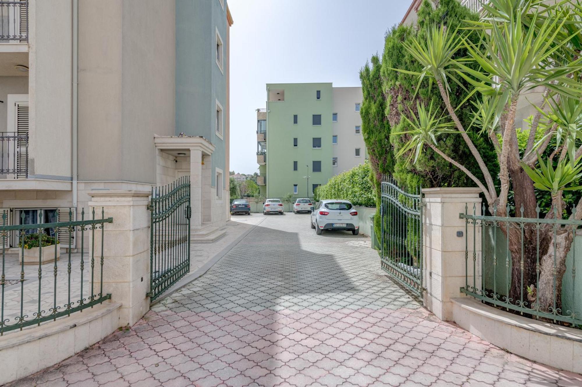 Blue Dolphin Apartment - Private Indoor Pool, Jacuzzi, Garden Split Buitenkant foto