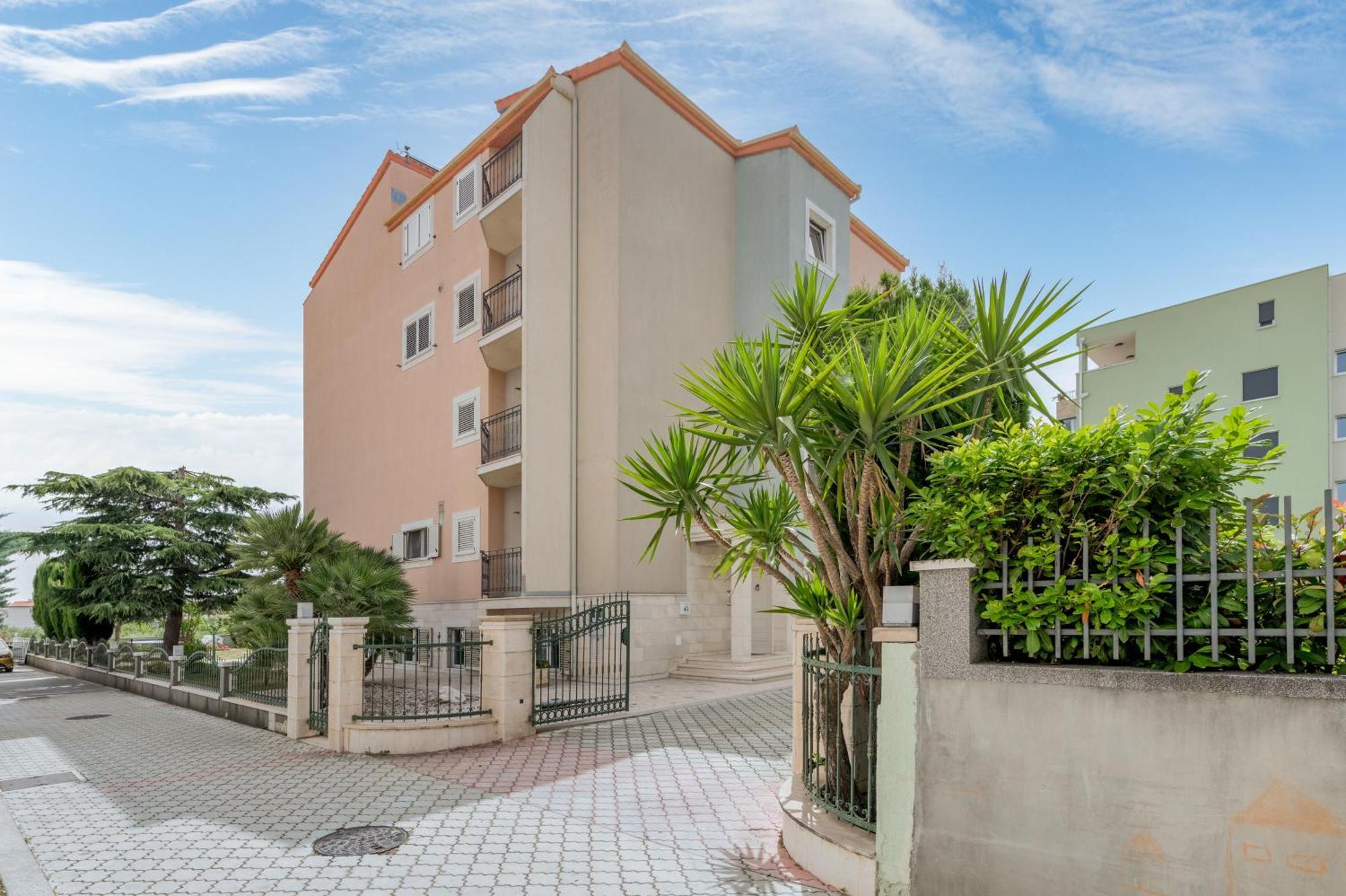 Blue Dolphin Apartment - Private Indoor Pool, Jacuzzi, Garden Split Buitenkant foto