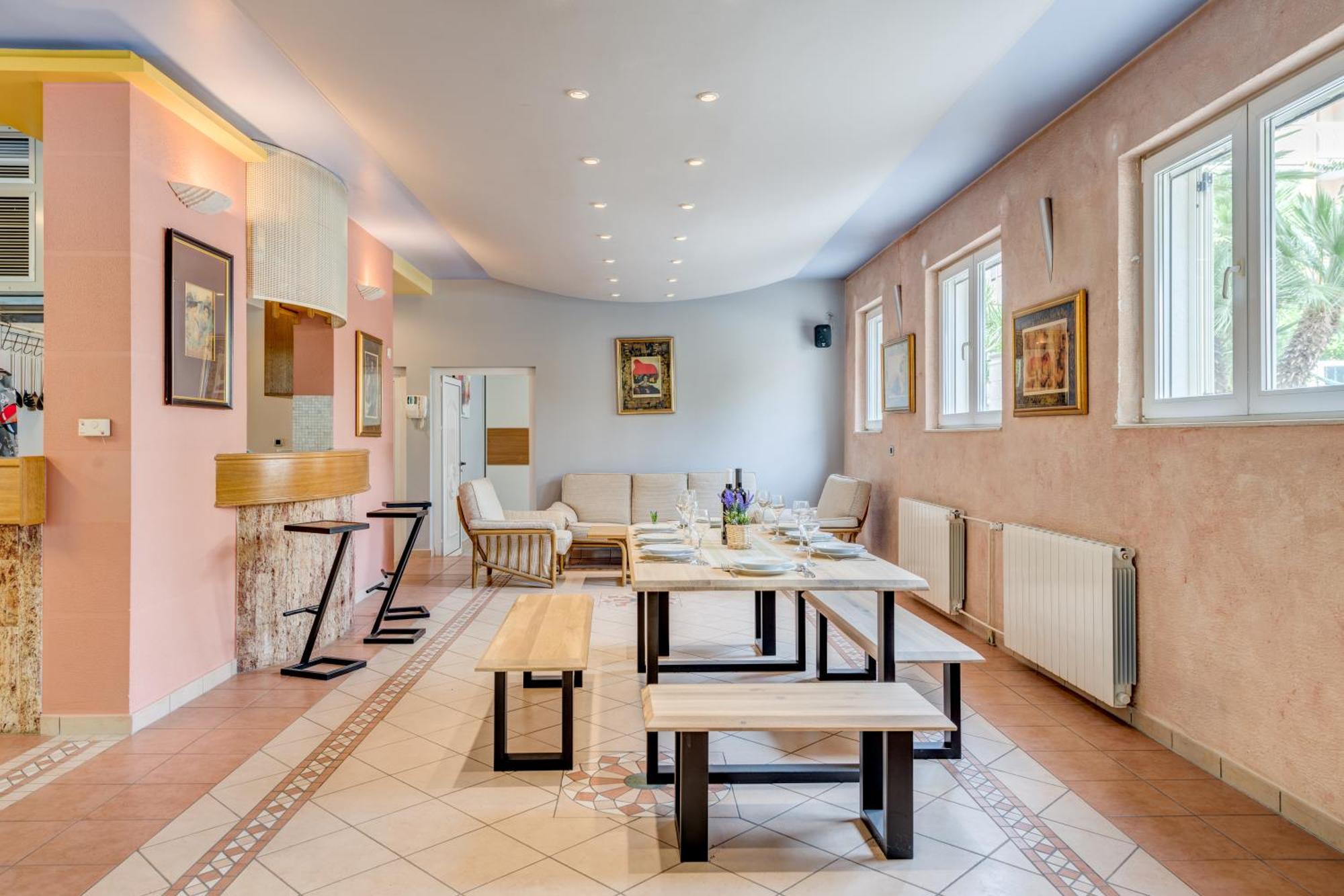Blue Dolphin Apartment - Private Indoor Pool, Jacuzzi, Garden Split Buitenkant foto