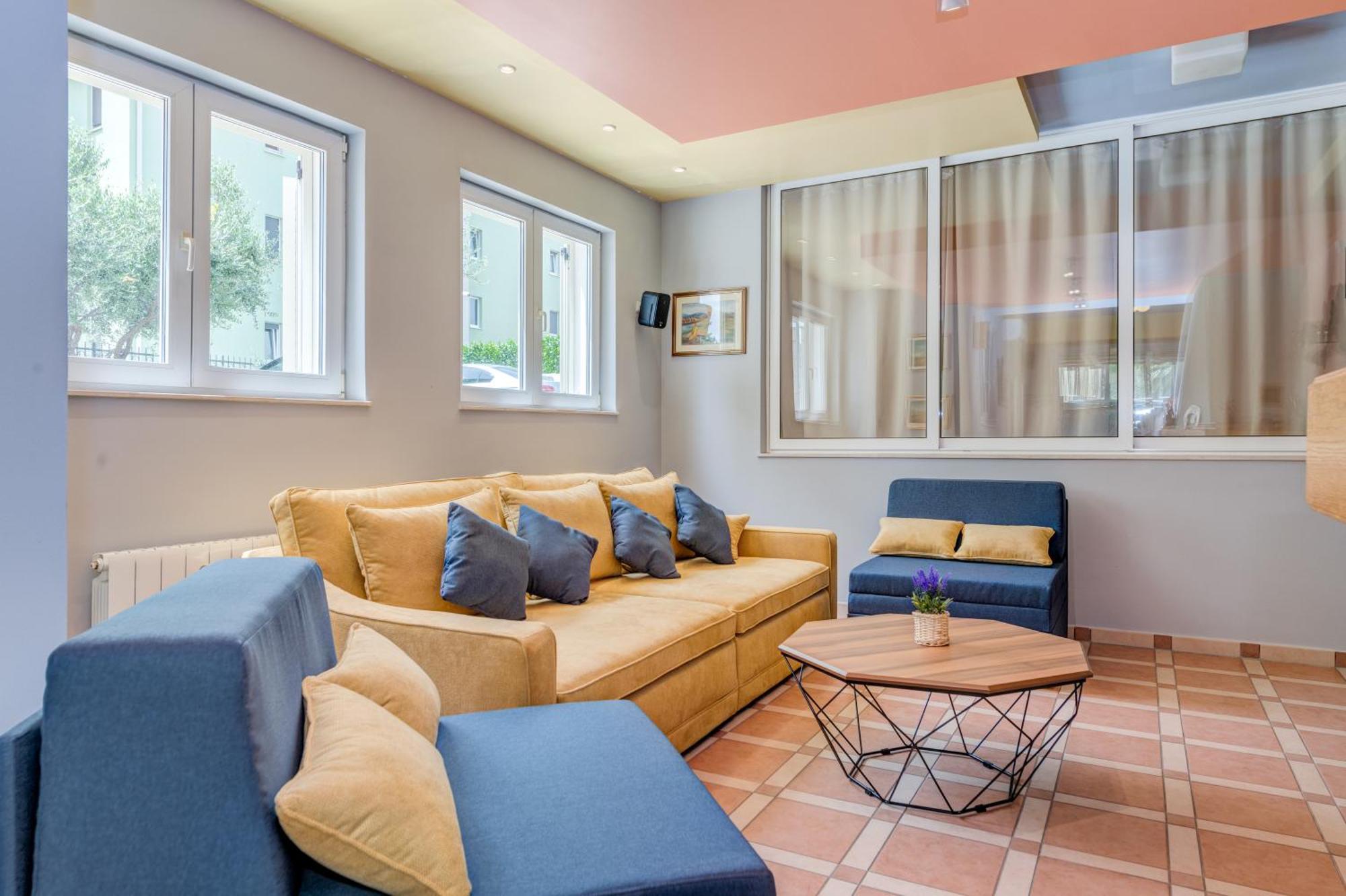 Blue Dolphin Apartment - Private Indoor Pool, Jacuzzi, Garden Split Buitenkant foto