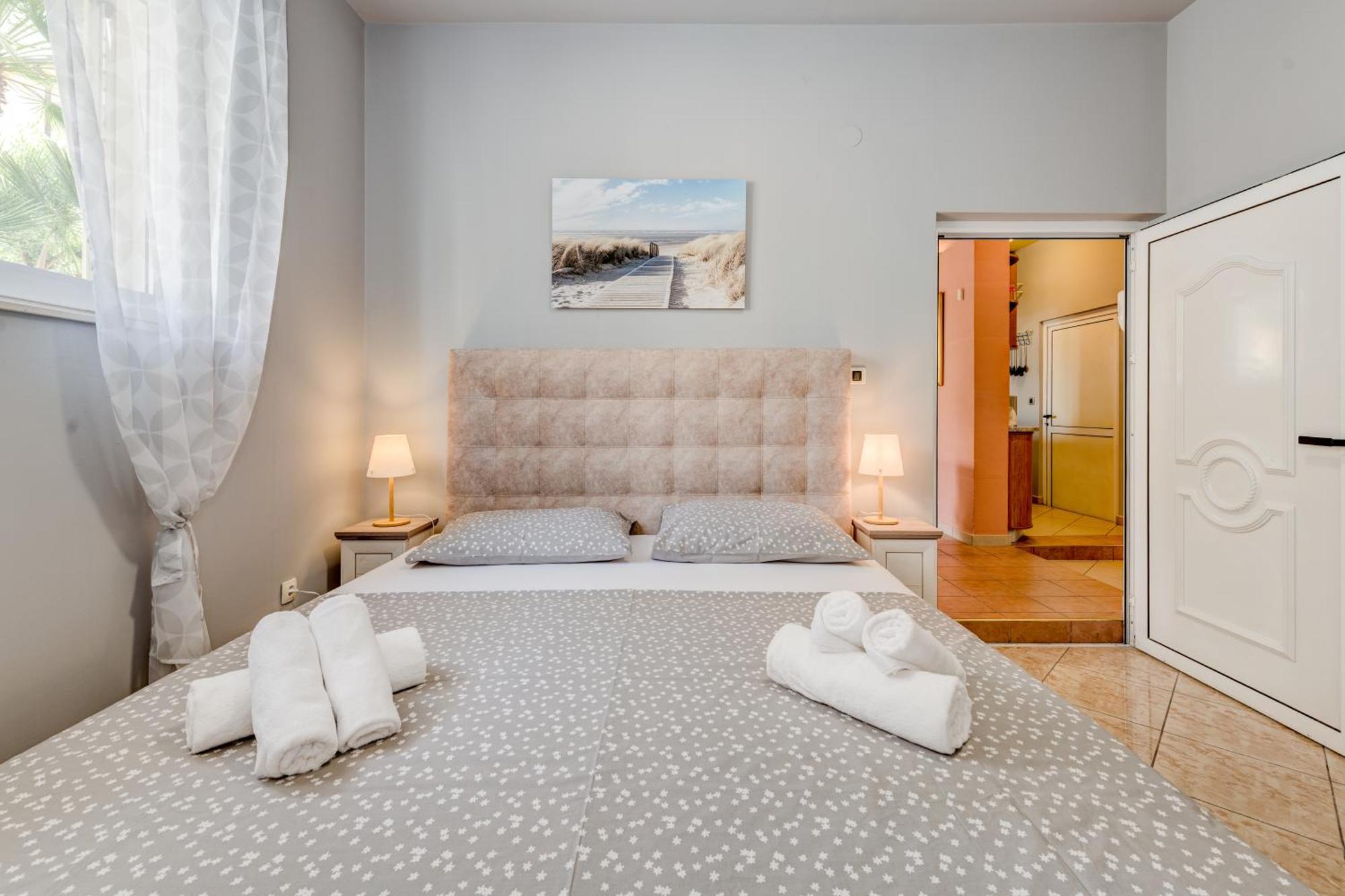 Blue Dolphin Apartment - Private Indoor Pool, Jacuzzi, Garden Split Buitenkant foto
