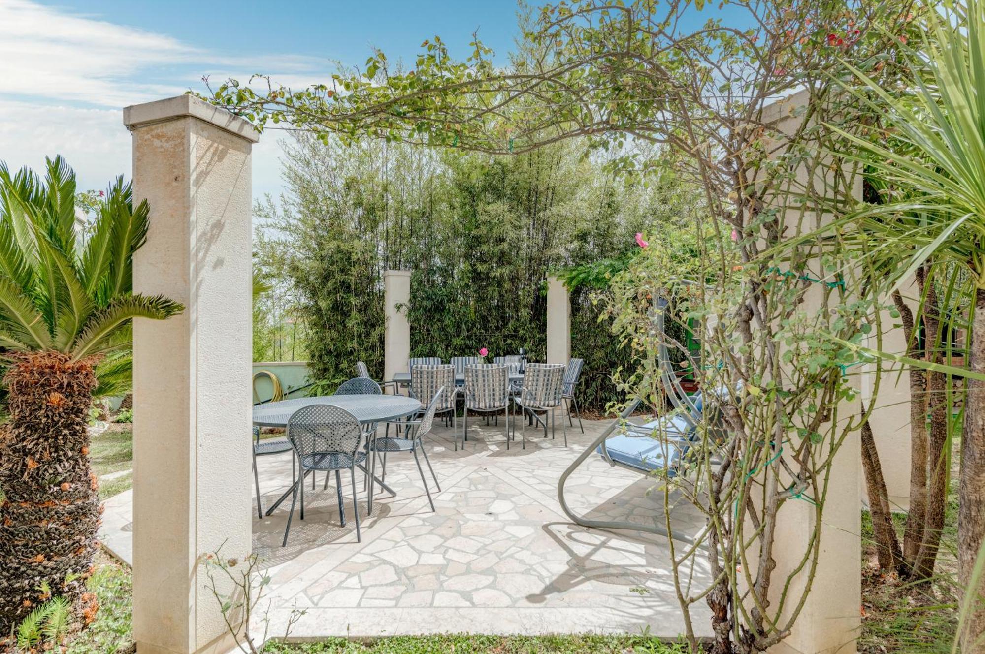 Blue Dolphin Apartment - Private Indoor Pool, Jacuzzi, Garden Split Buitenkant foto