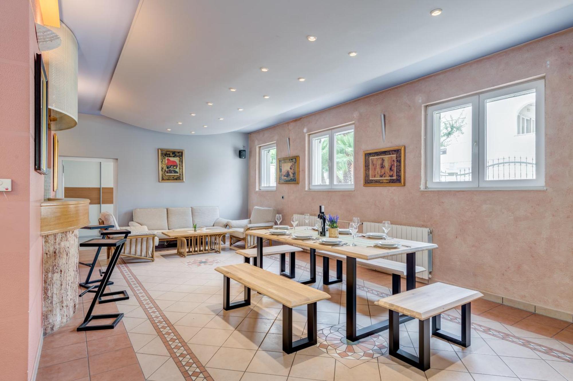 Blue Dolphin Apartment - Private Indoor Pool, Jacuzzi, Garden Split Buitenkant foto
