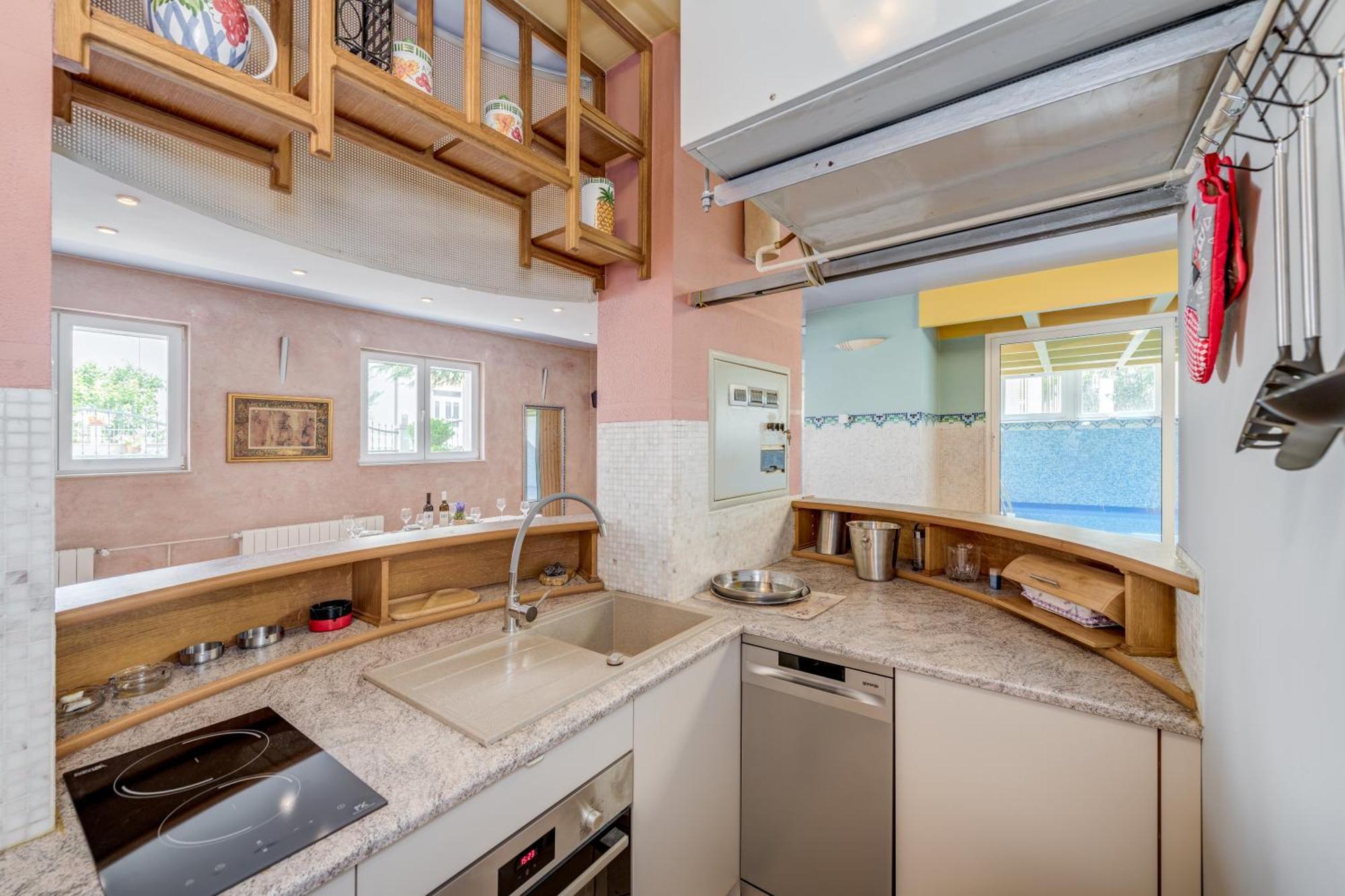 Blue Dolphin Apartment - Private Indoor Pool, Jacuzzi, Garden Split Buitenkant foto