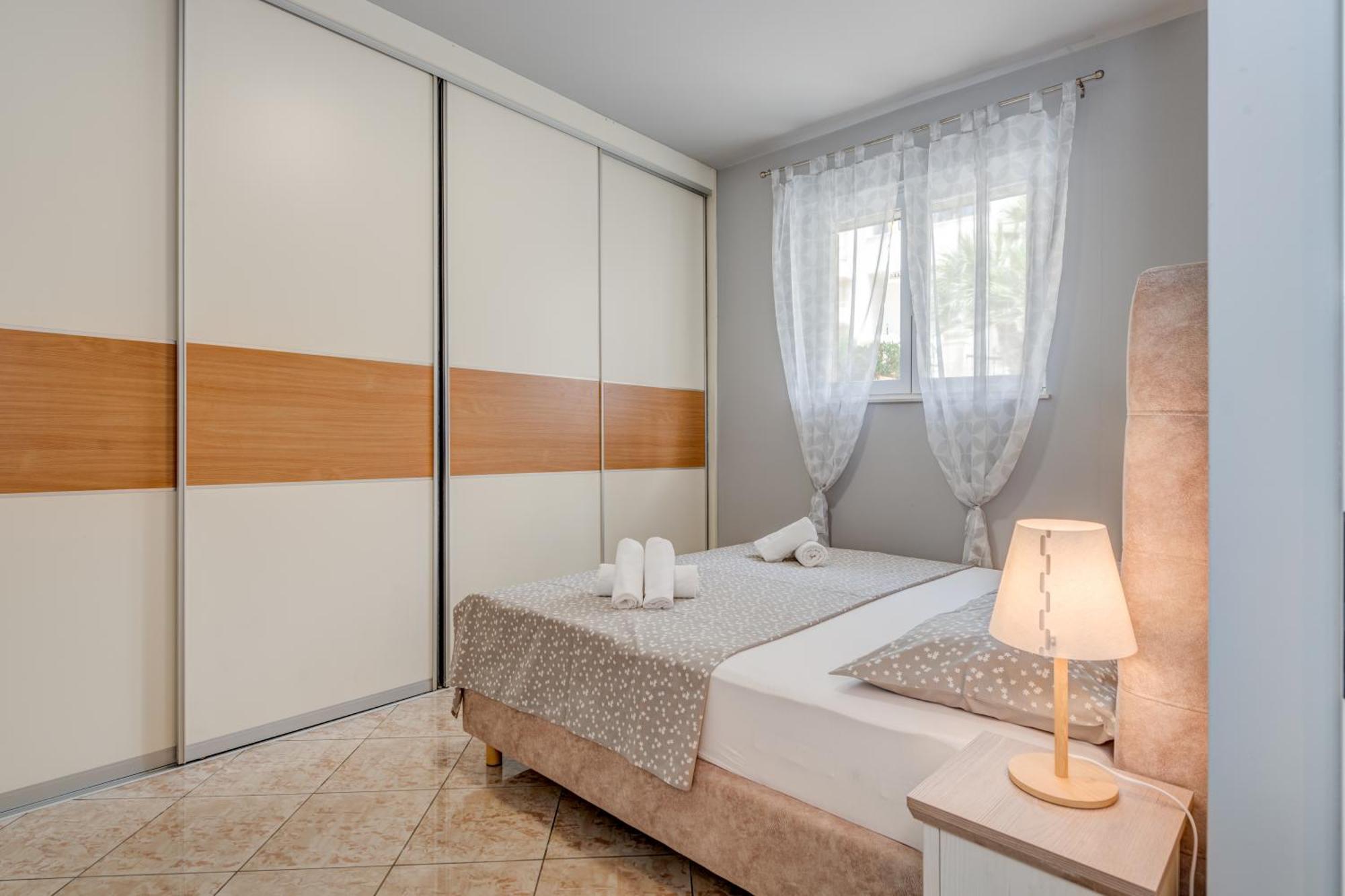 Blue Dolphin Apartment - Private Indoor Pool, Jacuzzi, Garden Split Buitenkant foto