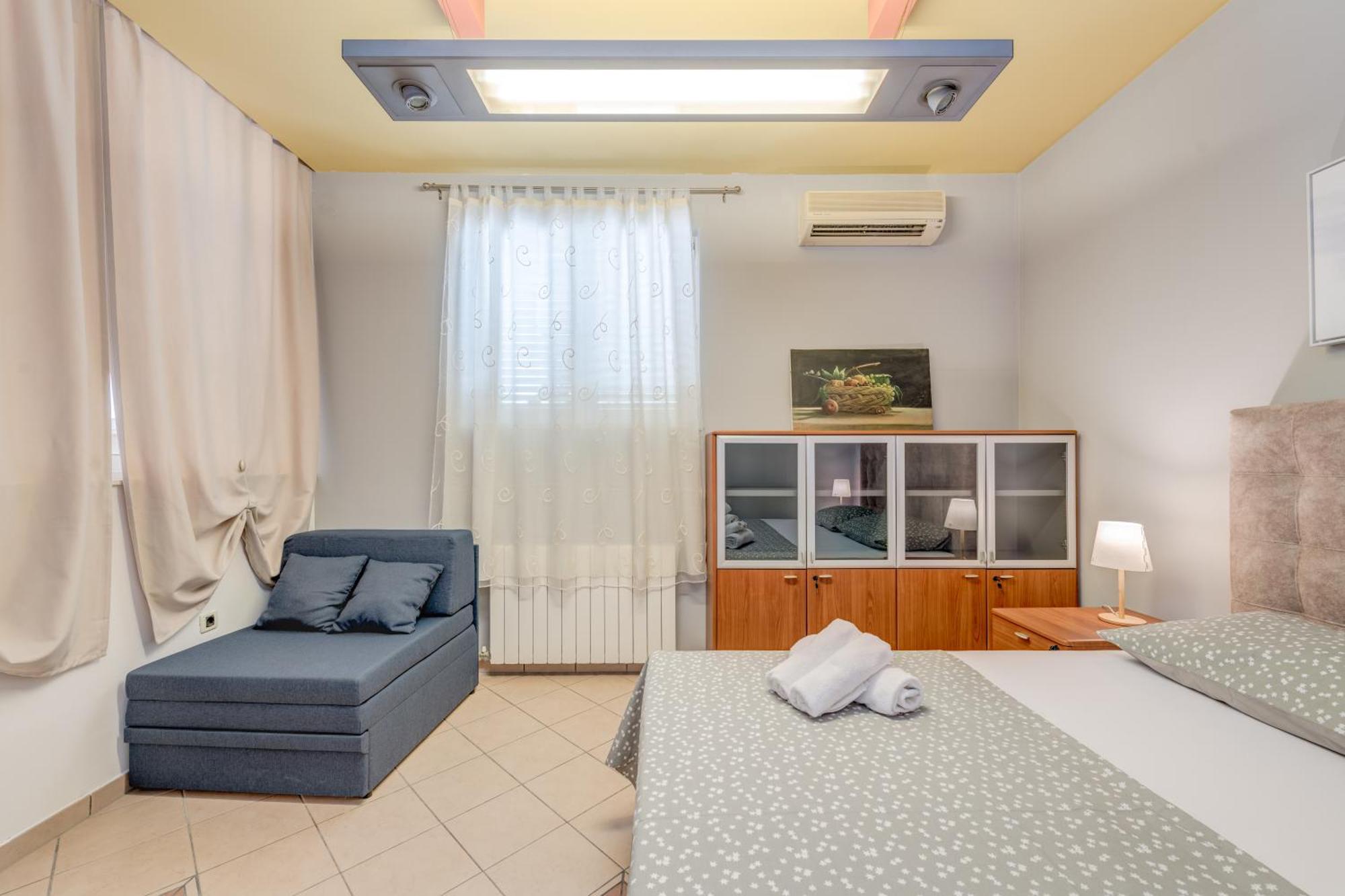 Blue Dolphin Apartment - Private Indoor Pool, Jacuzzi, Garden Split Buitenkant foto