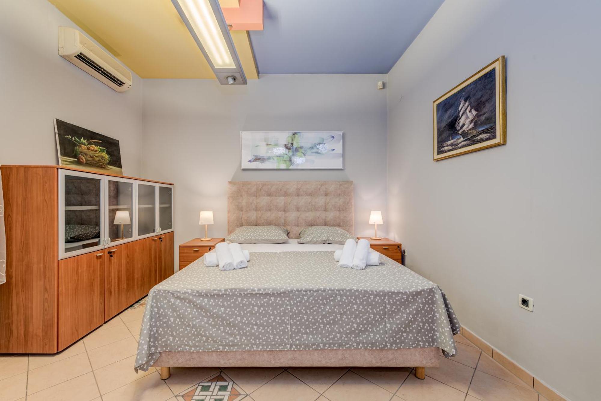 Blue Dolphin Apartment - Private Indoor Pool, Jacuzzi, Garden Split Buitenkant foto