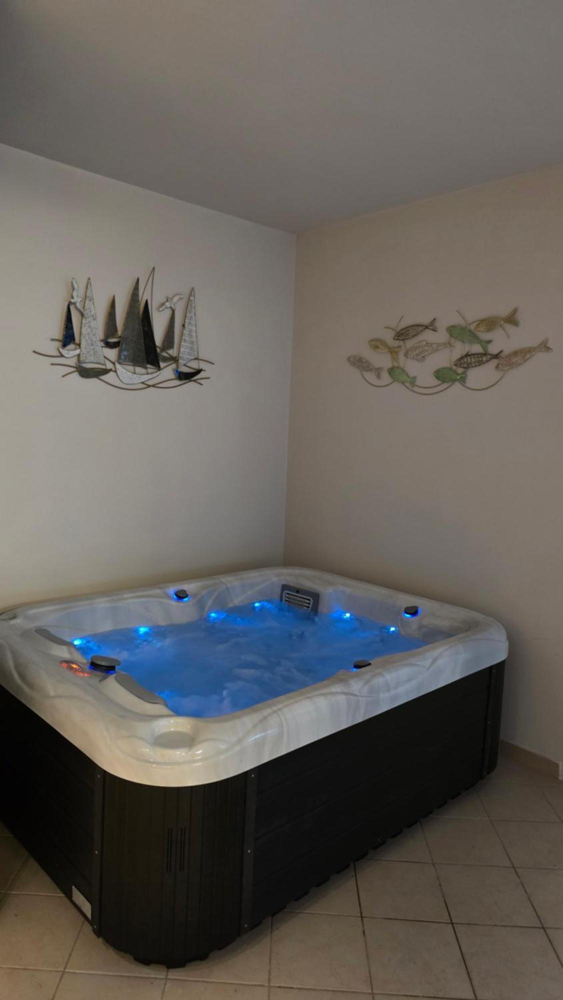 Blue Dolphin Apartment - Private Indoor Pool, Jacuzzi, Garden Split Buitenkant foto