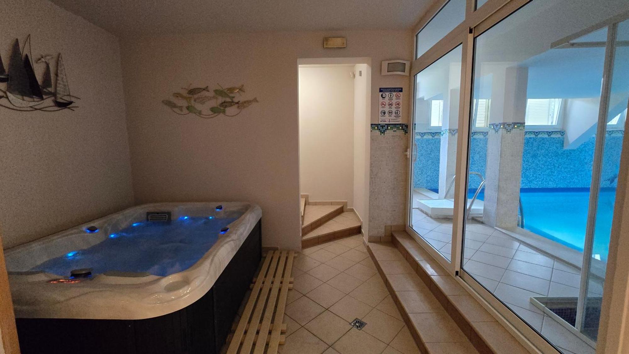 Blue Dolphin Apartment - Private Indoor Pool, Jacuzzi, Garden Split Buitenkant foto